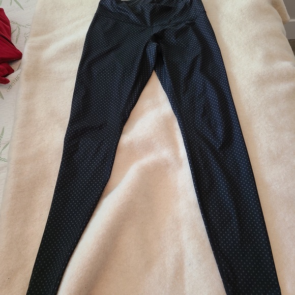 Lululemon Size 8 Wunder Under Black Polka Dot Pattern - Picture 1 of 4